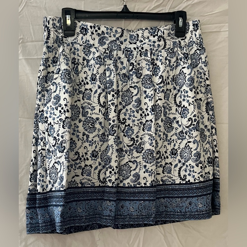 Chic blue & white skirt from the Loft with pockets!